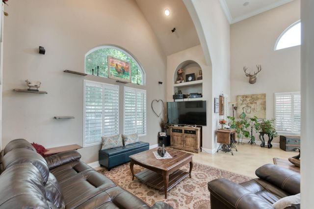 8584 N Madsen Avenue, Clovis, CA 93619