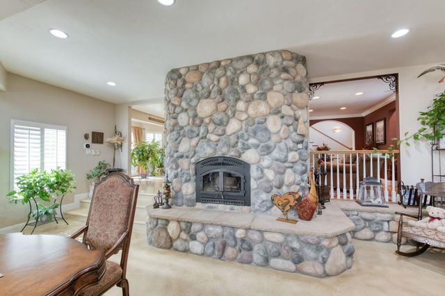 8584 N Madsen Avenue, Clovis, CA 93619