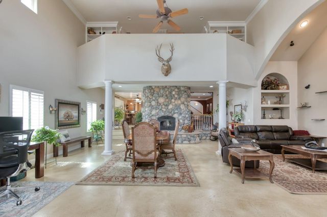 8584 N Madsen Avenue, Clovis, CA 93619