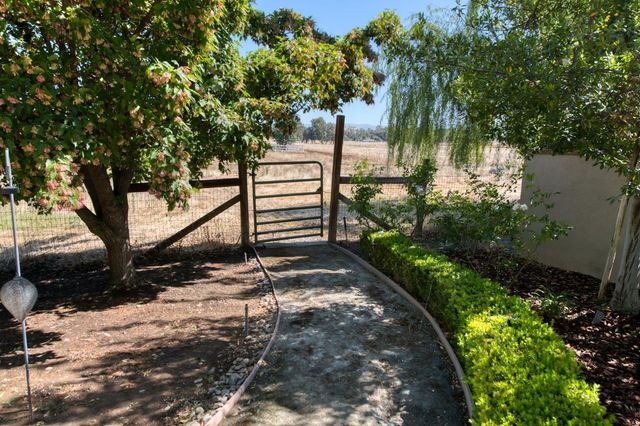 8584 N Madsen Avenue, Clovis, CA 93619