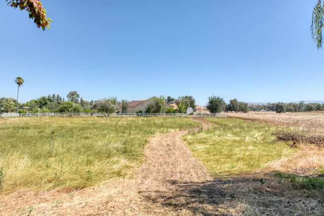 8584 N Madsen Avenue, Clovis, CA 93619