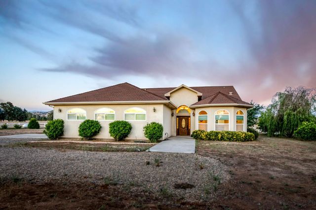8584 N Madsen Avenue, Clovis, CA 93619