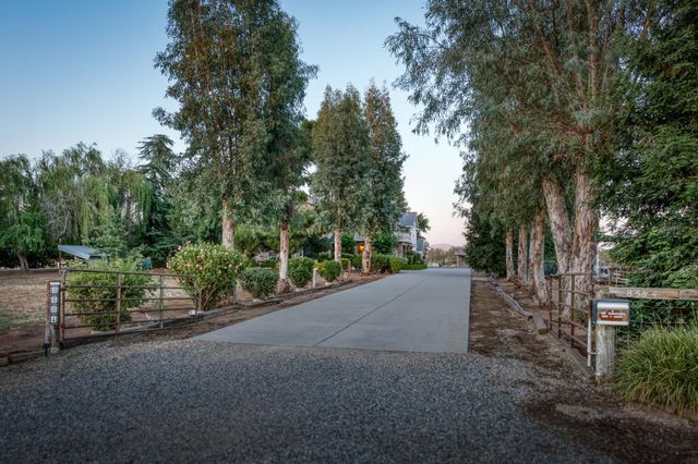 8584 N Madsen Avenue, Clovis, CA 93619