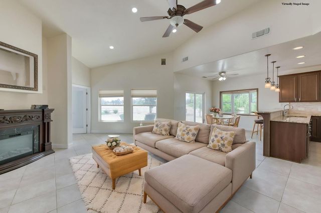 8584 N Madsen Avenue, Clovis, CA 93619