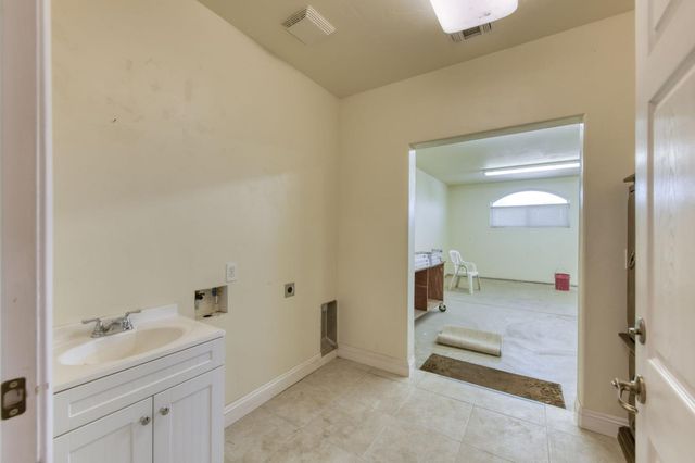8584 N Madsen Avenue, Clovis, CA 93619
