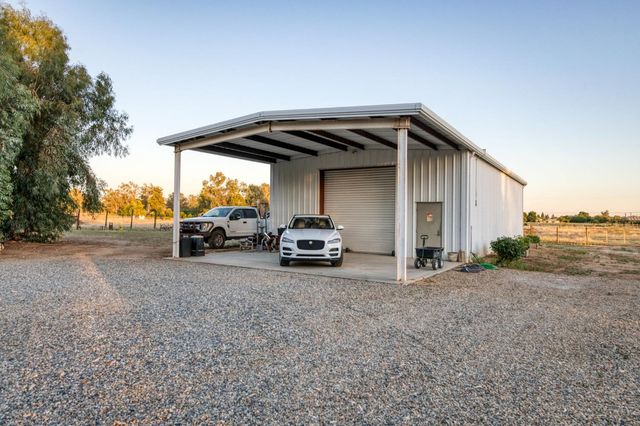 8584 N Madsen Avenue, Clovis, CA 93619