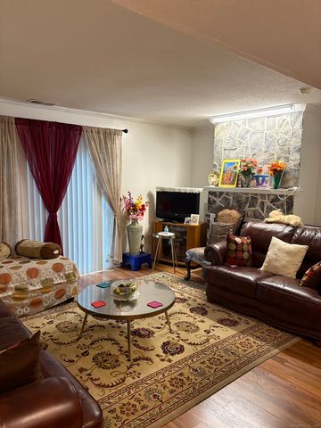 25 Padanaram Road APT 13, Danbury, CT 06811