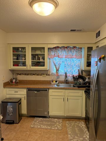 25 Padanaram Road APT 13, Danbury, CT 06811