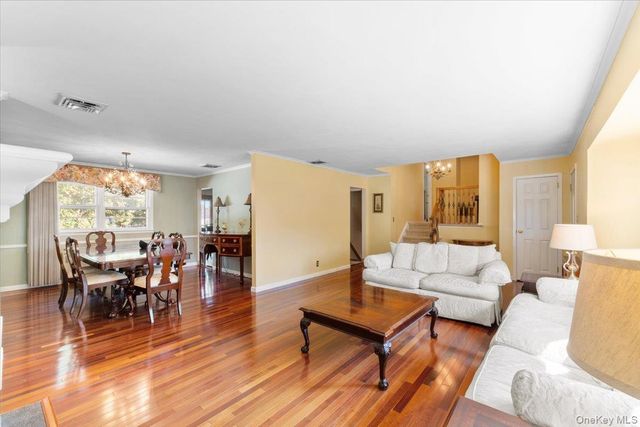 84 Melanie Lane, Syosset, NY 11791