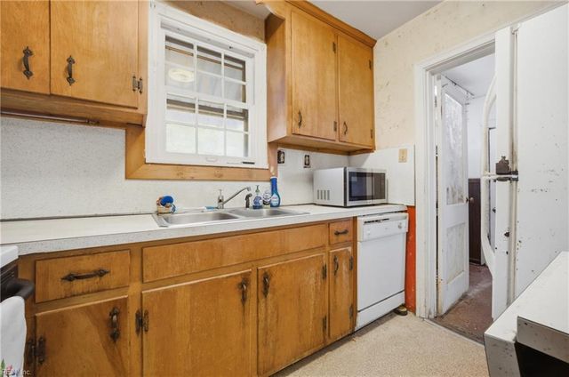 621 Temple LN, Newport News, VA 23605
