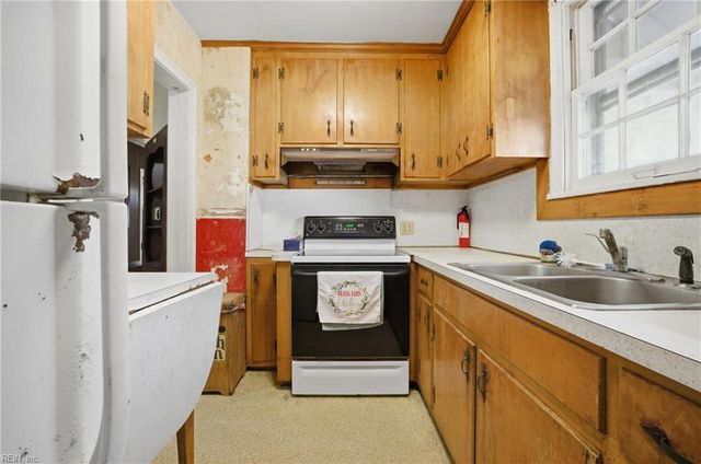 621 Temple LN, Newport News, VA 23605