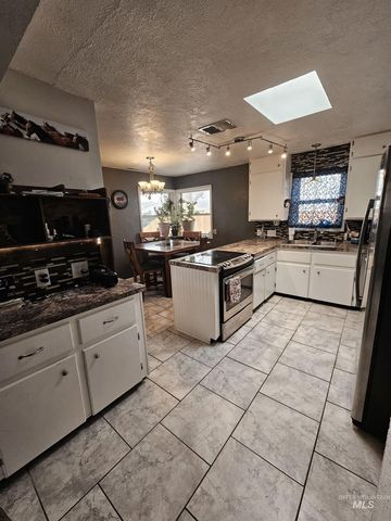 1603 Kimes St, Twin Falls, ID 83301