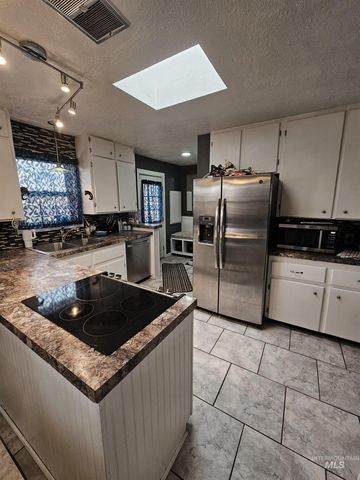 1603 Kimes St, Twin Falls, ID 83301