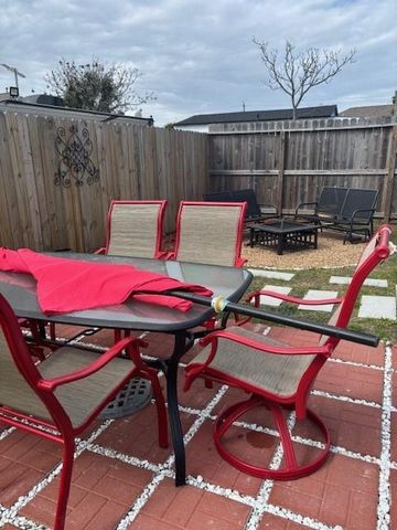 2215 Hollywood Avenue, Galveston, TX 77551
