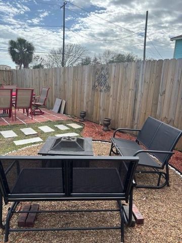 2215 Hollywood Avenue, Galveston, TX 77551