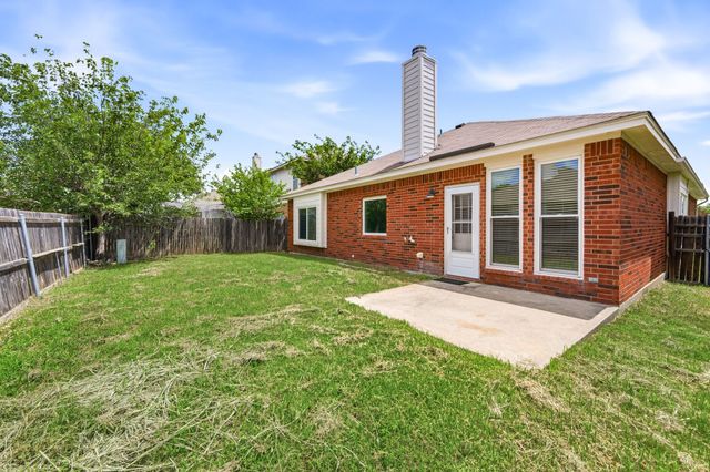 10621 Cloisters Drive, Fort Worth, TX 76131