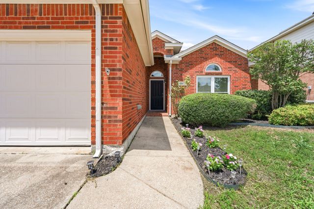 10621 Cloisters Drive, Fort Worth, TX 76131