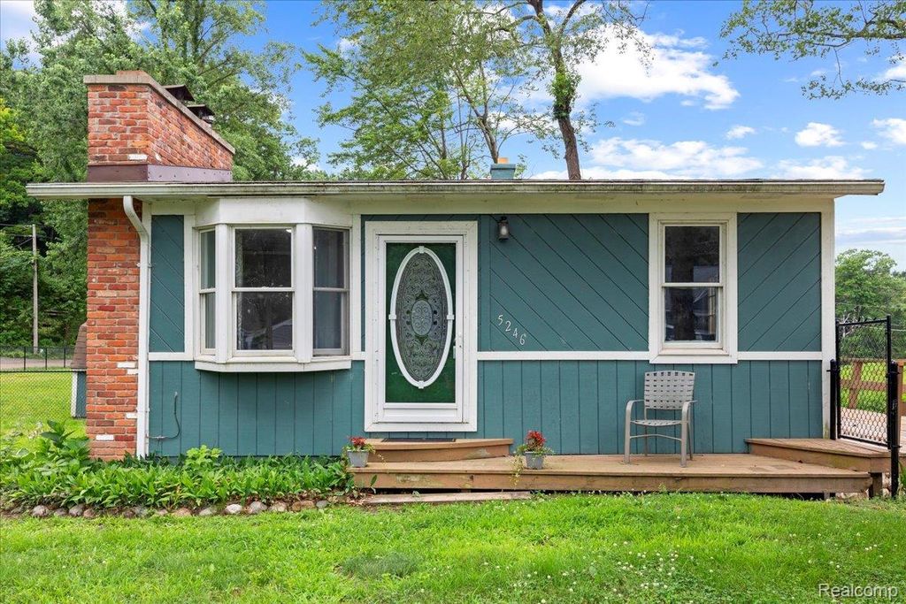 5246 Wayne Road, White Lake Charter Township, MI 48383