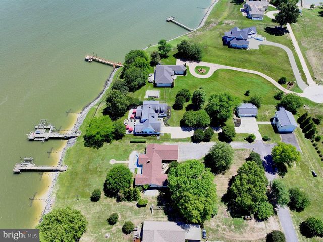 651 BARRACKS BEACH DR, Colonial Beach, VA 22443