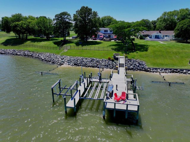 651 BARRACKS BEACH DR, Colonial Beach, VA 22443