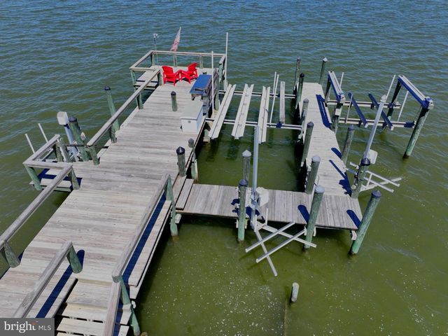 651 BARRACKS BEACH DR, Colonial Beach, VA 22443