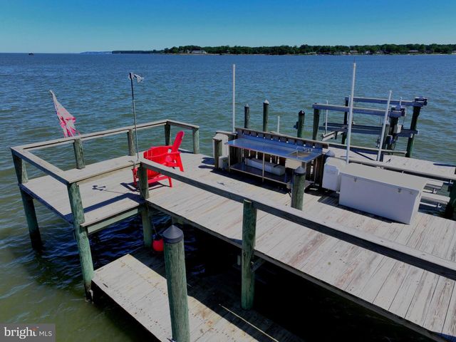 651 BARRACKS BEACH DR, Colonial Beach, VA 22443