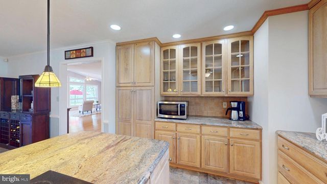 651 BARRACKS BEACH DR, Colonial Beach, VA 22443
