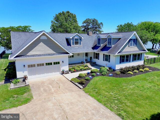 651 BARRACKS BEACH DR, Colonial Beach, VA 22443