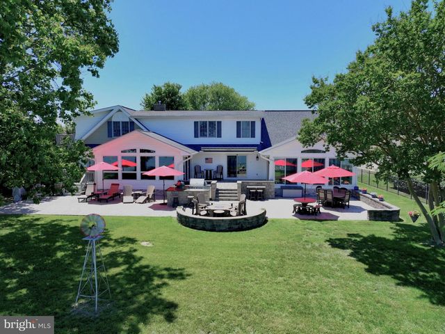 651 BARRACKS BEACH DR, Colonial Beach, VA 22443