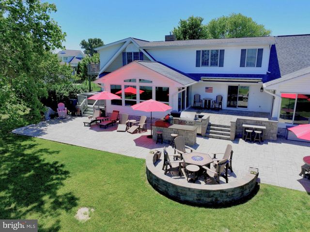 651 BARRACKS BEACH DR, Colonial Beach, VA 22443
