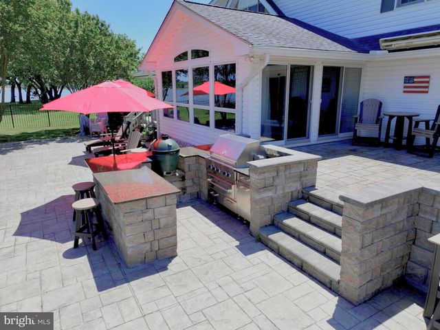 651 BARRACKS BEACH DR, Colonial Beach, VA 22443