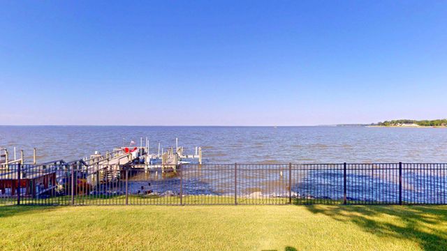 651 BARRACKS BEACH DR, Colonial Beach, VA 22443