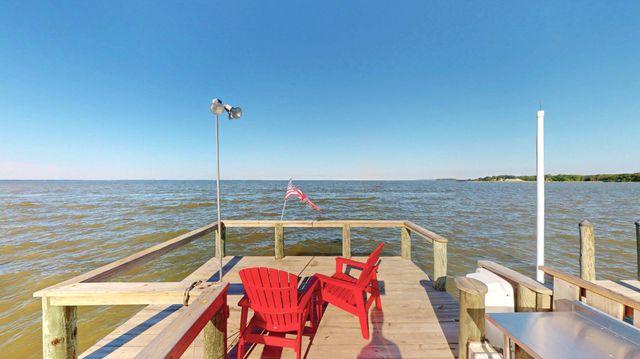 651 BARRACKS BEACH DR, Colonial Beach, VA 22443