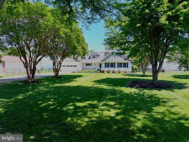 651 BARRACKS BEACH DR, Colonial Beach, VA 22443