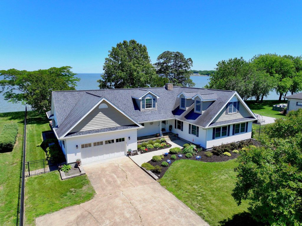 651 BARRACKS BEACH DR, Colonial Beach, VA 22443