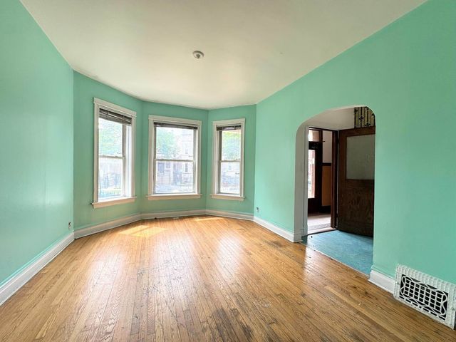 3914 W Gladys Avenue, Chicago, IL 60624