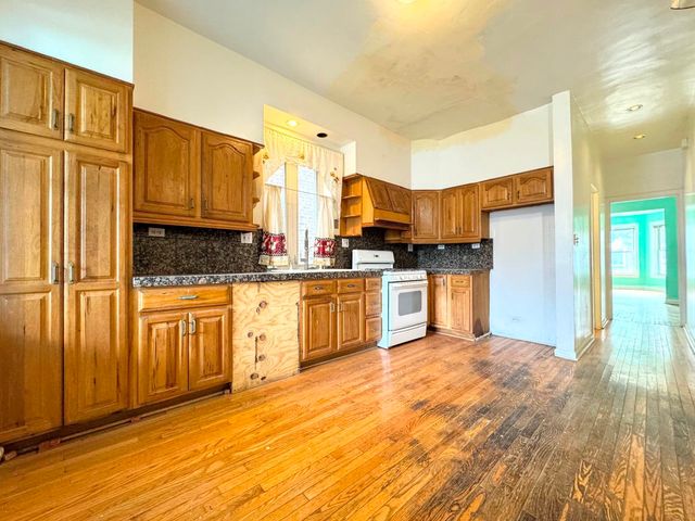 3914 W Gladys Avenue, Chicago, IL 60624