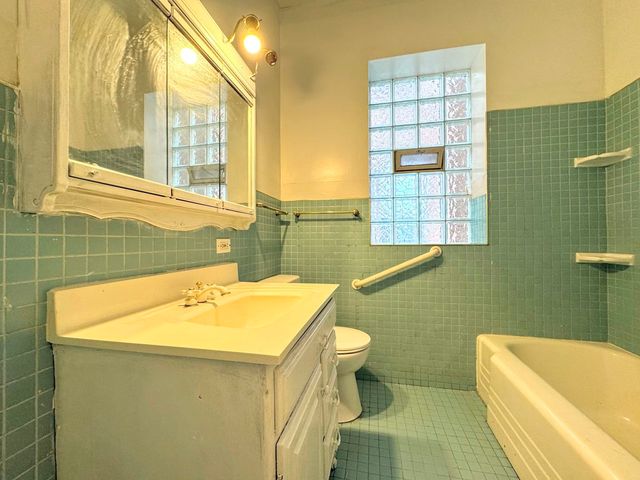 3914 W Gladys Avenue, Chicago, IL 60624