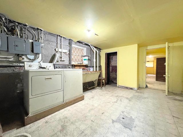 3914 W Gladys Avenue, Chicago, IL 60624