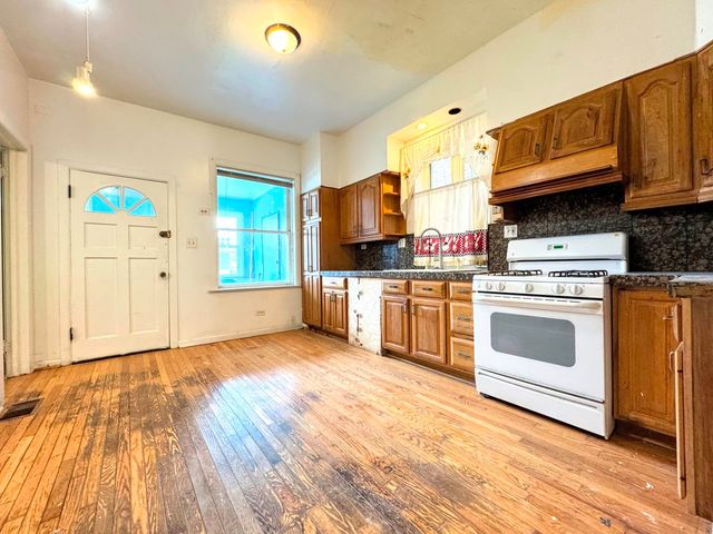 3914 W Gladys Avenue, Chicago, IL 60624