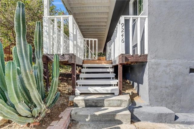 9246 Rowell Ave., Chatsworth, CA 91311