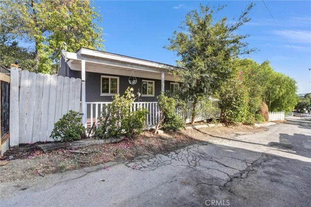 9246 Rowell Ave., Chatsworth, CA 91311