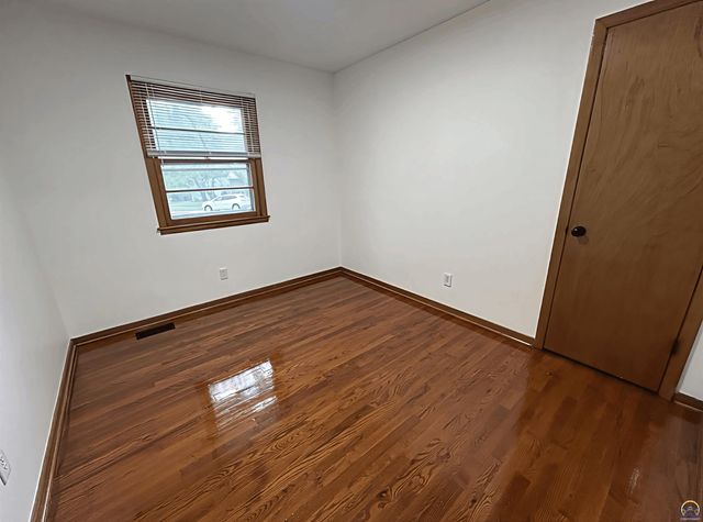 2562 SW Kent ST, Topeka, KS 66614
