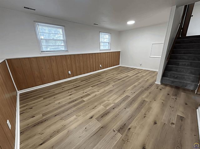 2562 SW Kent ST, Topeka, KS 66614