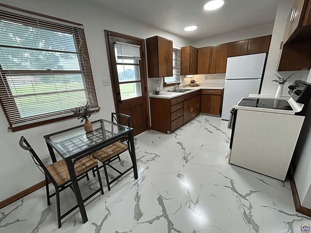 2562 SW Kent ST, Topeka, KS 66614