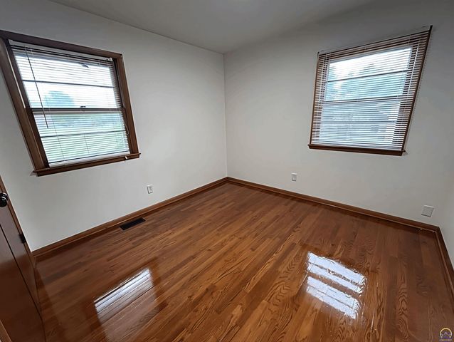 2562 SW Kent ST, Topeka, KS 66614