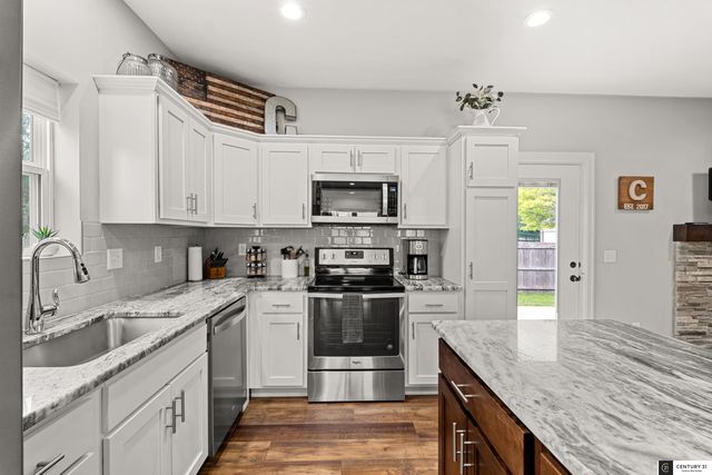 2702 S 46th Street, Omaha, NE 68106