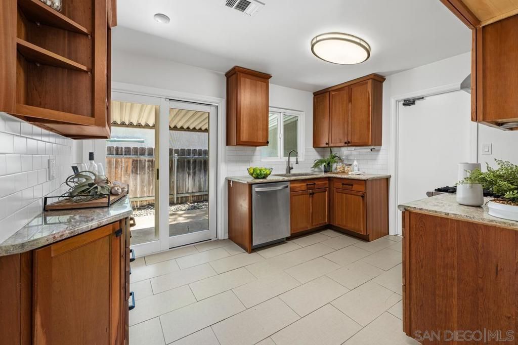 Image 9 of property listing at 5936 Lake Murray Blvd, La Mesa, CA 91942