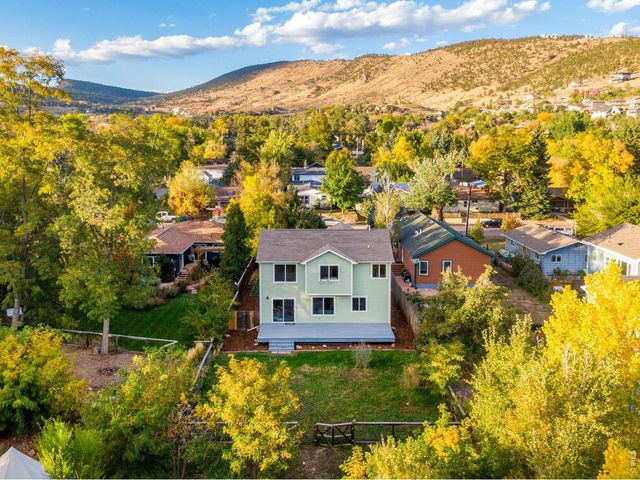 217 Park St, Lyons, CO 80540
