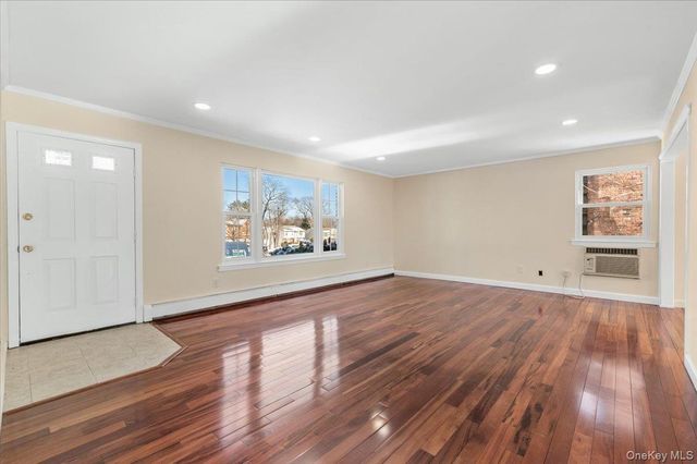 20 Alex Lane 1, Glen Cove, NY 11542